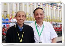 姚穆院士參觀(guān)同和展出的1008錠長(zhǎng)車(chē)緊密紡自動(dòng)落紗細(xì)紗機(jī)