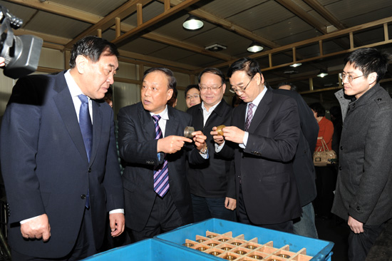 中國紡織工業(yè)聯(lián)合會王天凱會長、高勇副會長、徐文英副會長視察同和公司，并與崔桂生董事長親切交流