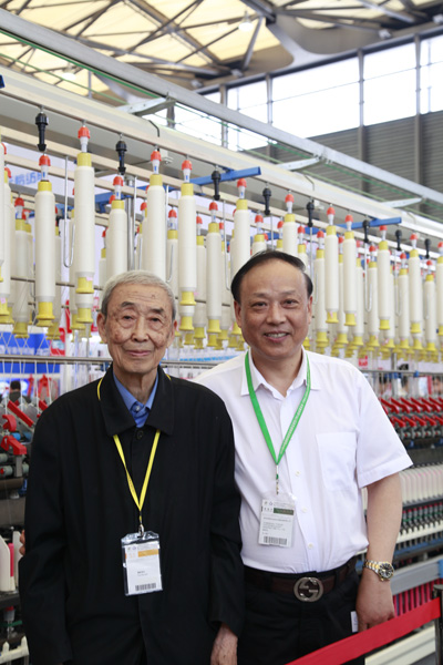 姚穆院士參觀(guān)同和展出的1008錠長(zhǎng)車(chē)緊密紡自動(dòng)落紗細(xì)紗機(jī)